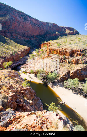 Die beeindruckende Aussicht auf Ormiston Gorge in den West MacDonnell Ranges im Northern Territory, Australien Stockfoto