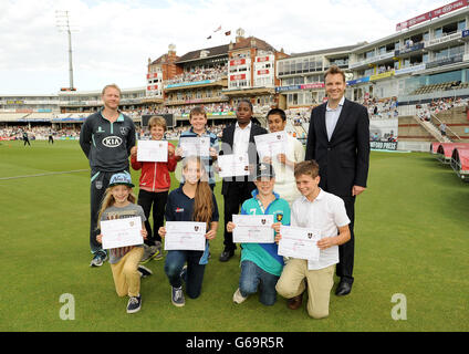 Cricket - Yorkshire Bank 40 - Gruppe B - Surrey / Essex Eagles - The Kia Oval. Gewinner der Pinsent Masons Scholarship Awards Stockfoto