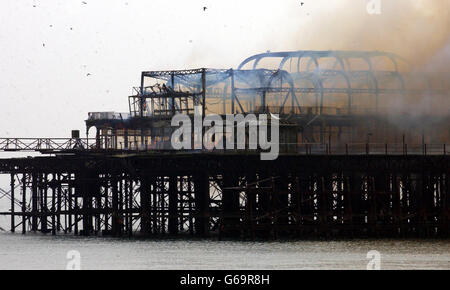 Rauch wabert von Brighton West Pier nach einem Brand ausbrach. Der Brand kommt einen Monat nach der Planung, dem historischen Pier ein 30 Millionen Bergungspaket anzubieten. * Stationskommandant Phil Thompson sagte, dass der Brand als Brandstiftung behandelt wurde, nachdem ein schwarzes Schnellboot in der Nähe des Piers nur 10 Minuten vor der Brandung entdeckt wurde. Stockfoto