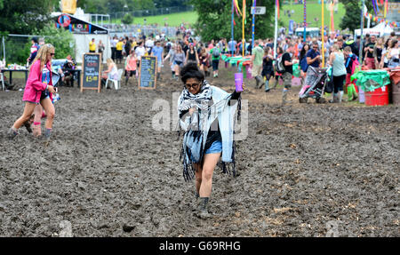 Eine Besucherin verhandelt den Schlamm auf dem Glastonbury Festival, würdig Farm in Somerset. Stockfoto