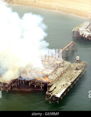 Rauch wabert vom West Pier von Brighton, nachdem das Feuer ausgebrochen war. Das Feuer kommt nur einen Monat nach der Planung, dem historischen Pier ein 30 Millionen Bergungspaket anzubieten. * die örtliche Feuerwehr sagte, dass der Brand als Brandstiftung behandelt würde und fügte hinzu, dass ein schwarzes Schnellboot, das in der Nähe 10 Minuten vorher gesehen wurde, angeschlossen werden könnte. Stockfoto