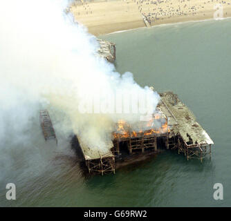 Rauch wabert vom West Pier von Brighton, nachdem das Feuer ausgebrochen war. Das Feuer kommt nur einen Monat nach der Planung, dem historischen Pier ein 30 Millionen Bergungspaket anzubieten. * die örtliche Feuerwehr sagte, dass der Brand als Brandstiftung behandelt würde und fügte hinzu, dass ein schwarzes Schnellboot, das in der Nähe 10 Minuten vorher gesehen wurde, angeschlossen werden könnte. Stockfoto