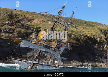 Das Astrid-Hochschiff, das am Mittwoch vor der Südküste Irlands auf Grund gelaufen ist, soll untersucht werden, ob es möglich ist, zu retten. Bilddatum: Freitag, 26. Juli 2013. Das Schiff traf Felsen vor den Sovereign Islands in der Nähe von Kinsale, Co Cork, als es versuchte, den westlichen Eingang zum Hafen in der Nähe der Touristenstadt zu navigieren. Bildnachweis sollte lauten: Niall Carson/PA Wire Stockfoto