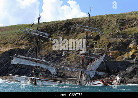 Das Astrid-Hochschiff, das am Mittwoch vor der Südküste Irlands auf Grund gelaufen ist, soll untersucht werden, ob es möglich ist, zu retten. Bilddatum: Freitag, 26. Juli 2013. Das Schiff traf Felsen vor den Sovereign Islands in der Nähe von Kinsale, Co Cork, als es versuchte, den westlichen Eingang zum Hafen in der Nähe der Touristenstadt zu navigieren. Bildnachweis sollte lauten: Niall Carson/PA Wire Stockfoto