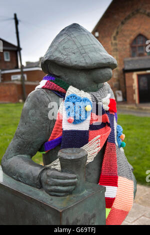 Großbritannien, England, County Durham, Hartlepool, Bronzeskulptur Andy Capp von Jane Robbins Stockfoto