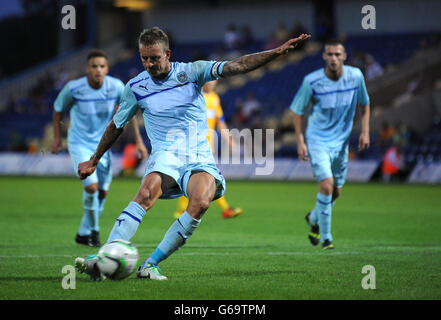 Carl Baker von Coventry City erzielt das Siegtor gegen Mansfield Town vom Strafpunkt. Stockfoto