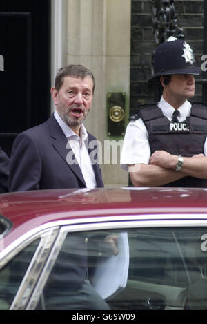 Innenminister David Blunkett verlässt die Downing Street Nr. 10 im Zentrum von London, nachdem Premierminister Tony Blair eine Kabinettssitzung geführt hat. Stockfoto