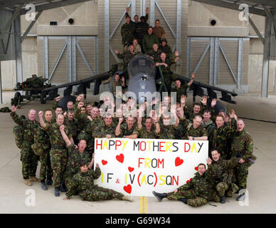 Männer und Frauen der britischen Royal Air Force Joint Harrier Detachment stehen mit einem Banner vor einem Harrier GR7 senden einen Muttertag Grüße von ihrem Luftwaffenstützpunkt in Kuwait. Ein britischer Soldat wurde getötet und fünf wurden bei einem weiteren "freundlichen Feuer" unter US-geführten Truppen im Südirak verletzt, sagte Großbritannien am Samstag. Muttertag oder Muttertag wird jährlich in Britisch gefeiert, um Anerkennung für Mütter und für alles, was im vergangenen Jahr getan haben, zu zeigen. Stockfoto