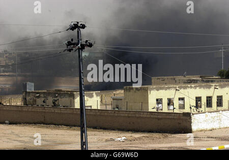 Miliz-Headquater in Brand nach einem Angriff von Challenger-Panzern in Az Zubaya bei Basra. Der taktische Ansatz, der angewendet wird, ist nun der Aufbau von Kämpfen. Von hier aus haben Fedayeen-Milizen und Baath-Separatisten Guerilla-Angriffe auf britische Truppen durchgeführt. Stockfoto