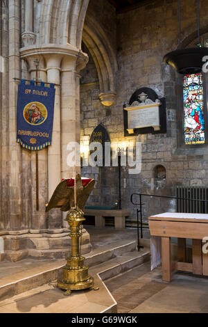 Großbritannien, County Durham, Hartlepool Landzunge, St. Hilda Kirche, Innenraum, Rednerpult und piscina Stockfoto