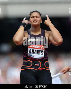 Die neuseeländische Valerie Adams reagiert während des Frauenschusses, der am zweiten Tag des IAAF London Diamond League Treffens im Olympiastadion, London, gedreht wurde. Stockfoto