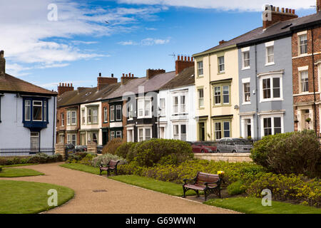 UK, County Durham, Hartlepool Landzunge, Cliff Terrace, farbenfrohen viktorianischen Küste Immobilien Stockfoto