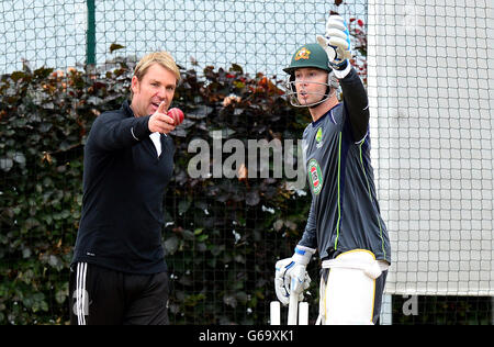 Australien-Kapitän Michael Clarke spricht mit Shane Warne während der Nets-Sitzung auf dem Old Trafford Cricket Ground, Manchester. Stockfoto