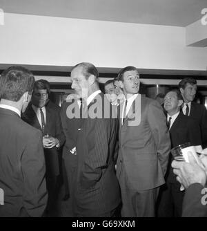 Prinz Philip, der Herzog von Edinburgh im Gespräch mit Mitgliedern des australischen Cricket-Touring-Teams, im Savoy Hotel, London, wo ein Mittagessen für sie vom britischen Sportsmen's Club, dessen Präsident Duke ist, gegeben wurde. Extreme Rechte ist Bill Lawry, der Kapitän der Australier Stockfoto