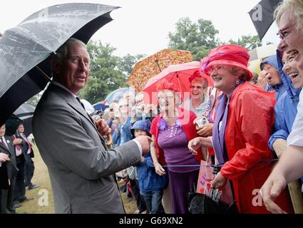 Der Prinz von Wales trifft sich mit Mitgliedern der Öffentlichkeit bei einem Besuch der 132. Sandringham Flower Show im Sandringham House in Norfolk. Stockfoto