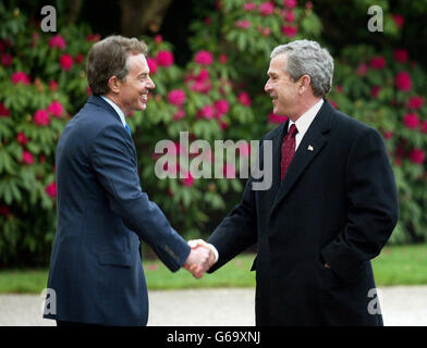 US-Präsident George W. Bush wird vom britischen Premierminister Tony Blair im Hillsborough Castle, außerhalb von Belfast, Nordirland, begrüßt. Die beiden Staats- und Regierungschefs sollten einen irakischen Kriegsgipfel abhalten, und es wurde erwartet, dass der Präsident seinen Besuch dazu nutzen wird, alle Seiten zur Erfüllung des Karfreitagsabkommens zu ermutigen. Stockfoto