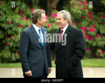 US-Präsident George W. Bush wird vom britischen Premierminister Tony Blair im Hillsborough Castle, außerhalb von Belfast, Nordirland, begrüßt. Die beiden Staats- und Regierungschefs sollten einen irakischen Kriegsgipfel abhalten, und es wurde erwartet, dass der Präsident seinen Besuch dazu nutzen wird, alle Seiten zur Erfüllung des Karfreitagsabkommens zu ermutigen. Stockfoto