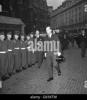 Prinz Philip, der Herzog von Edinburgh, kommt in Westminster Abbey an, um an der Gedenkfeier für den ehemaligen Gouverneur von Kanada, Herrn Vincent Massey, teilzunehmen Stockfoto