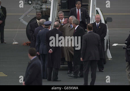 US-Präsident George W. Bush und Außenminister Colin Powell werden von dem nordirischen Sekretär Paul Murphy (in Uniform zurückgebliebender Offizier) in der RAF Aldergrove in Nordirland begrüßt. * der Präsident fuhr mit dem Black Hawk-Hubschrauber vom Stützpunkt zum Hillsborough Castle, außerhalb von Belfast, zu Gesprächen über den Krieg im Irak mit dem britischen Premierminister Tony Blair fort. Es wurde auch erwartet, dass Bush den Besuch dazu nutzen würde, Politiker und Paramilitärs in Nordirland zu drängen, sich für den Frieden einzusetzen. Stockfoto