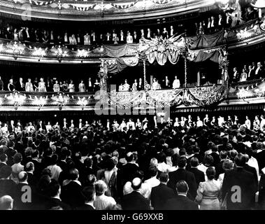 Die königliche Familie in der Box in Covent Garden während des Gala Ballets zu Ehren des französischen Präsidenten. König George VI., Prinzessin Elizabeth, Herzogin von Kent. *gescannte Low-Res-Offprint, High-Res auf Anfrage* Stockfoto