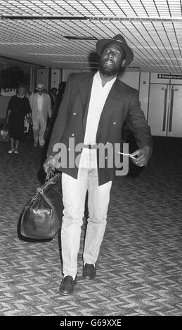 Der geplünderte Somerset-Cricketspieler und westindischer Cricket-Star Viv Richards fliegt von seiner Heimat Antigua nach Heathrow, um sein Debüt für Rishton zu geben, der Dorfseite von Lancashire, für die er als Profi für den Sommer unterschrieben hat. Stockfoto