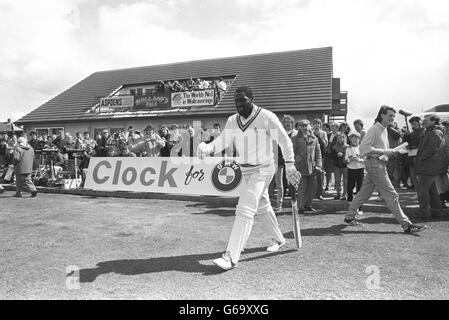 Der westindische Cricket-Star Viv Richards geht ins Dickicht, um sein Debüt für Rishton zu geben, die Dorfseite von Lancashire, für die er als Profi für den Sommer unterschrieben hat. Die 35-jährige Schlaglegende wurde schließlich 87 an der Grenze gefangen. Stockfoto