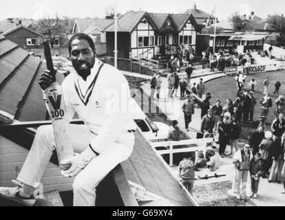 Der westindische Cricket-Star Viv Richards steht oben auf dem Cricket-Gelände in Lancashire in Rishton. Der 35-jährige Superstar, der als größter Schlagmann der Welt gefeiert wird, hat nach einem dramatischen Schuss von seiner Heimat Antigua einen beeindruckenden Saisonstart geschafft, bevor er von einem Haslingden-Feldspieler für 88 erwischt wurde. Stockfoto