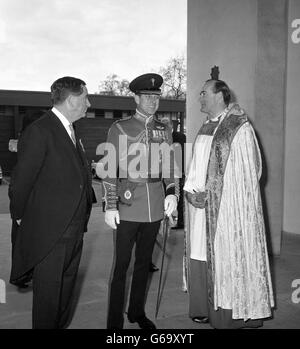 Prinz Philip, der Herzog von Edinburgh und Oberst der Welsh Guards, wird flankiert von Denis Healey, dem Verteidigungsminister und dem ehrwürdigen Erzdiakon John R. Youens, Kaplan- General H.M. Landstreitkräfte, wo sie am Ökumenischen Erntedankgottesdienst in der Gardekapelle teilnahmen Stockfoto