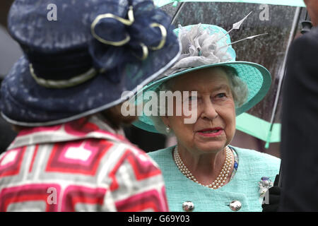 Queen Elizabeth II veranstaltet eine Gartenparty im Palace of Holyrood House in Edinburgh. Stockfoto