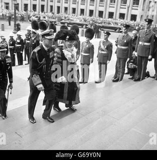 Prinz Philip, der Herzog von Edinburgh, zusammen mit dem Oberbürgermeister von London, Sir Charles Trinder, kommen zum Gedenkgottesdienst an General Eisenhower, ehemaliger Präsident der Vereinigten Staaten Stockfoto