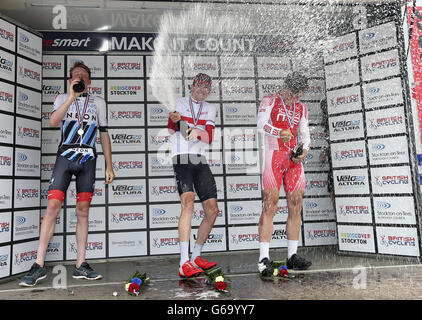 Scott Davies feiert nach der U23 Zeitfahren neben zweiten Tao Geoghegan Hart (links) platziert und dritte platzierte Gabriel Cullaigh (rechts) nach der britischen Radfahren Meisterschaft in Stockton-on-Tees. Stockfoto