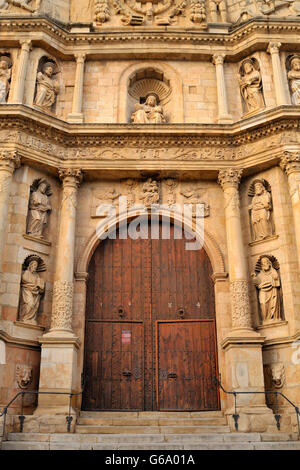 Haupteingang des St. Mary Church in Montblanc (Tarragona, Katalonien), Spanien. Stockfoto