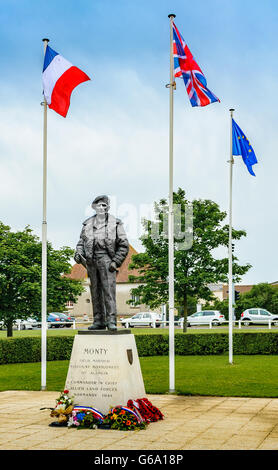 Colleville-Montgomery, Normandie, Frankreich-Statue von Field Marshall Bernard Gesetz Montgomery genannt "Monty" zu seinen Soldaten Stockfoto