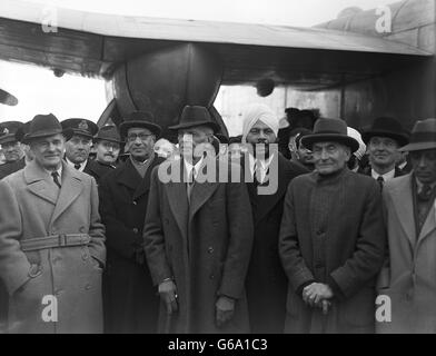 (Von l-r) Lord Wavell, Liaquat Ali Khan, Mr Jinnah, Sardar Baldev Singh, Lord Pethick-Lawrence und Pandit Nehru. Nachdem Viscount Wavell, der Vizekönig Indiens, und die vier indischen Führer in Malta wegen Motorenprobleme hochgehalten wurden, kamen sie am Flughafen London an, um über die indische Politik der Regierung zu diskutieren. Stockfoto