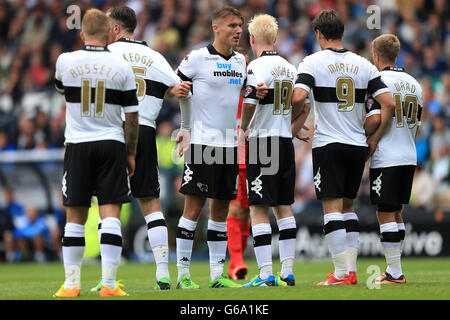 L-R: Johnny Russell von Derby County, Richard Keogh, Jeff Hendrick, will Hughes, Chris Martin und Jamie Ward bilden eine Verteidigungsmauer Stockfoto