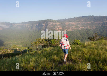 Wandern mit Blick auf felsigen Klippen Flußschlucht Frau in ländlicher Gegend-Tal in der Sommersaison.