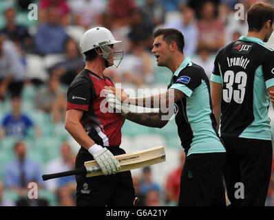 Cricket - Friends Life T20 - Viertelfinale - Surrey V Somerset - The Kia Oval. Surreys Jade Dernbach (rechts) versucht, Somerset's Craig Kieswetter (links) nach dem Wicket von Peter Trego zu beruhigen. Stockfoto