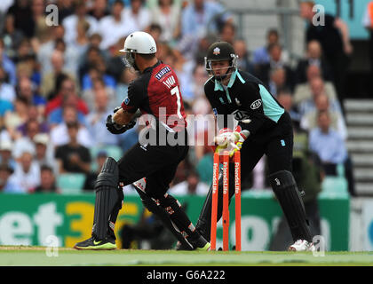 Cricket - Friends Life T20 - Viertelfinale - Surrey V Somerset - The Kia Oval. Surrey's Gareth Batty schält Peter Trego von Somerset. Stockfoto