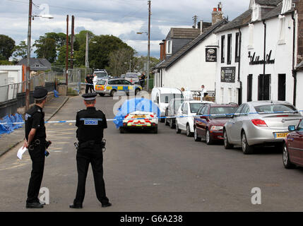 Die Polizei am Tatort auf der Hauptstraße von Auldhouse, nachdem ein Vater bei einem Schussereignis, bei dem ein anderer Mann starb, getötet und sein Sohn verletzt worden war, ereignete sich der Vorfall heute gegen 8.10 Uhr auf der Meadowhead Farm, Auldhouse, in der Nähe von East Kilbride in South Lanarkshire. Stockfoto