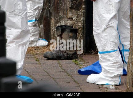 Polizeiforensik untersuchen die Szene auf Auldhouse Hauptstraße, nachdem ein Vater erschossen wurde und sein Sohn bei einem Schussereignis verletzt wurde, bei dem ein anderer Mann starb, ereignete sich der Vorfall heute gegen 8.10 Uhr auf der Meadowhead Farm, Auldhouse, in der Nähe von East Kilbride in South Lanarkshire. Stockfoto