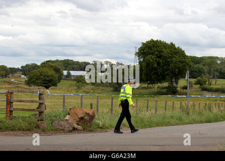 Die Polizei am Tatort, nachdem ein Vater bei einem Schussereignis, bei dem ein anderer Mann starb, getötet und sein Sohn verletzt worden war, ereignete sich der Vorfall heute gegen 8.10 Uhr auf der Meadowhead Farm, Auldhouse, in der Nähe von East Kilbride in South Lanarkshire. Stockfoto