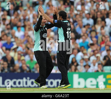 Cricket - Friends Life T20 - Viertelfinale - Surrey V Somerset - The Kia Oval. Gareth Batty von Surrey (links) feiert mit Azhar Mahmood (rechts), nachdem er Somerset's Alviro Petersen ausgelaufen ist. Stockfoto