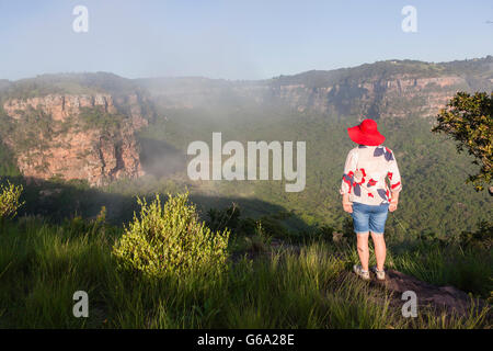 Wandern mit Blick auf felsigen Klippen Flußschlucht Frau in ländlicher Gegend-Tal in der Sommersaison.