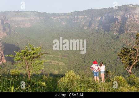 Frau mit Teen Tochter mit Blick auf felsigen Klippen Flußschlucht in ländlicher Gegend-Tal im Sommer Wandern.