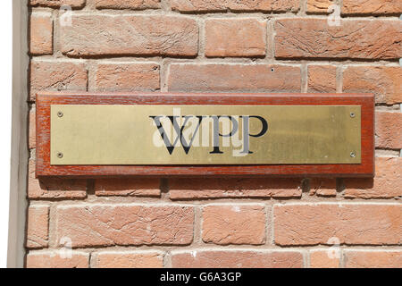 Allgemeine Ansicht des Schildes vor den Büros der WPP plc in Farm Street, London. Stockfoto