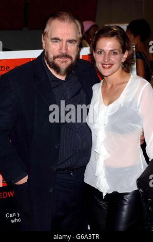 Der Schauspieler Brian Cox posiert mit seiner Frau Nicole Ansari-Cox während einer Fotoaufnahme vor der britischen Premiere seines neuesten Films '25th Hour' im Londoner Barbican Centre. Stockfoto