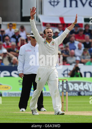 Der Australier Nathan Lyon feiert das Wicket von Englands Kevin Pietersen am ersten Tag des Investec Fourth Ashes Testmatches im Emirates Durham ICG, Durham. Stockfoto