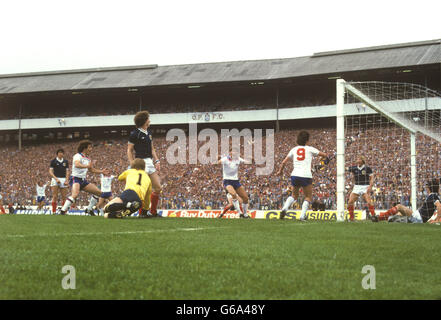 Der schottische Torhüter Alan Rough liegt auf dem Boden, als Paul Mariner (Nr. 9) Englands einziges Tor des Spiels in Hampden Park erzielt. Stockfoto