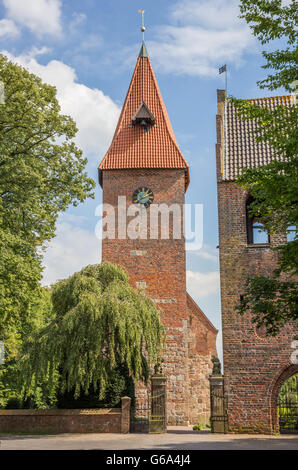 Vorderseite des St.-Ulrichs-Kirche in historischen Rastede, Deutschland Stockfoto