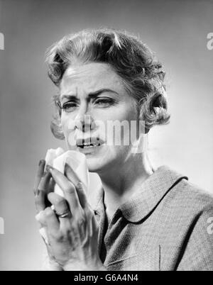 1960ER JAHRE REIFE FRAU ÜBER ZU NIESEN Stockfoto